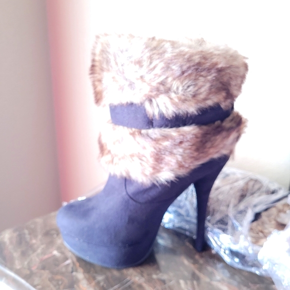 Womens Boots - Picture 2 of 4